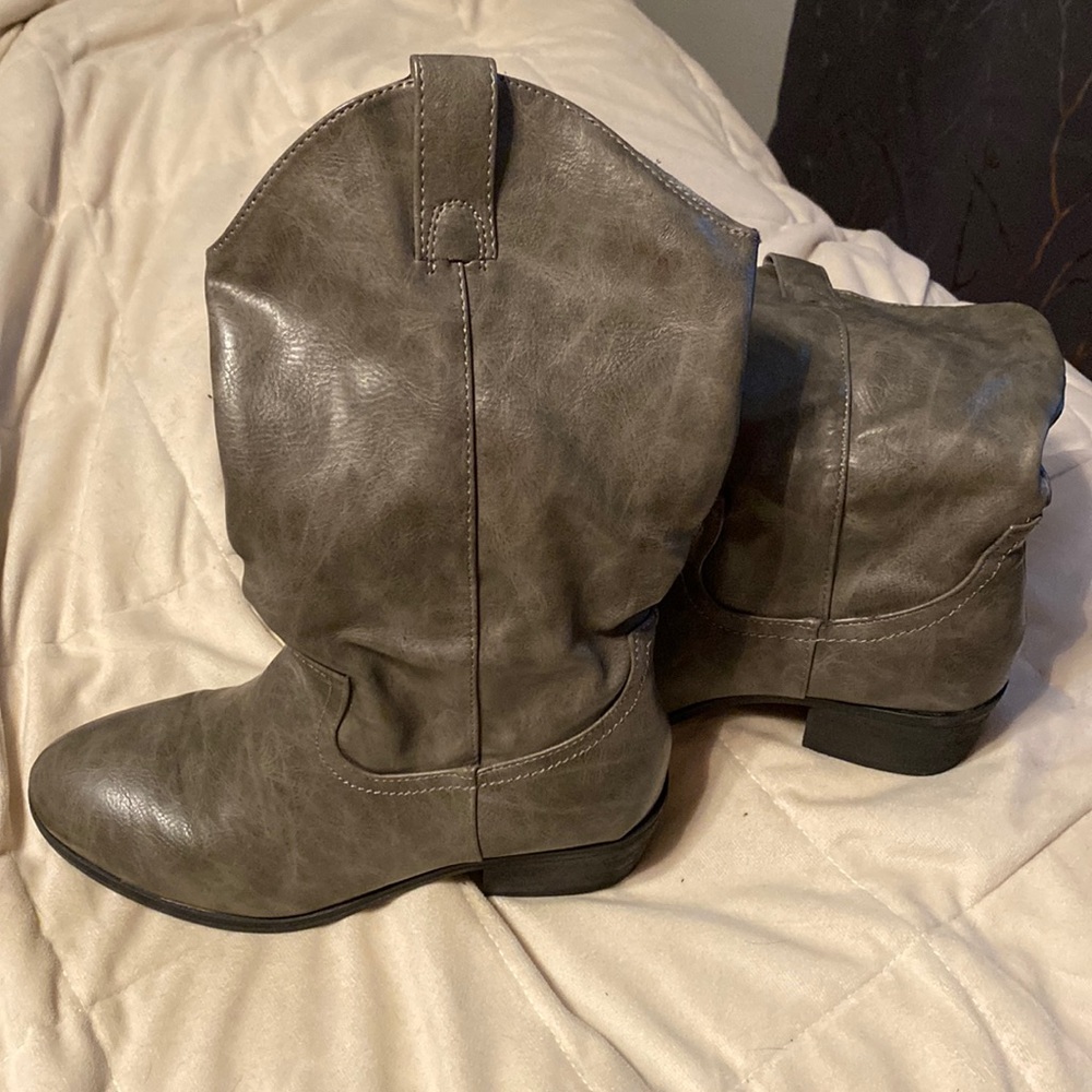 Charlotte Russe size 6 grey boots